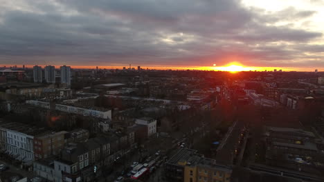 Bewölkter-Sonnenuntergang-über-Dem-Viertel-Findsbury-In-London,-Drohnenansicht